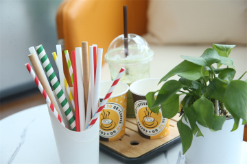 Kertas jerami dengan reka bentuk untuk minuman
