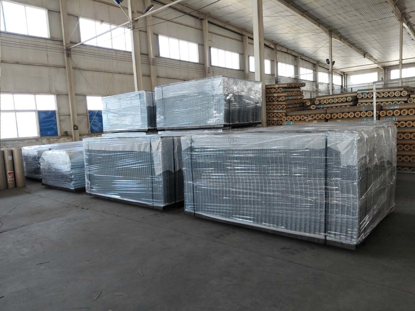 ANJIA Group – galvanized 3D fence panels palletized for bulk export