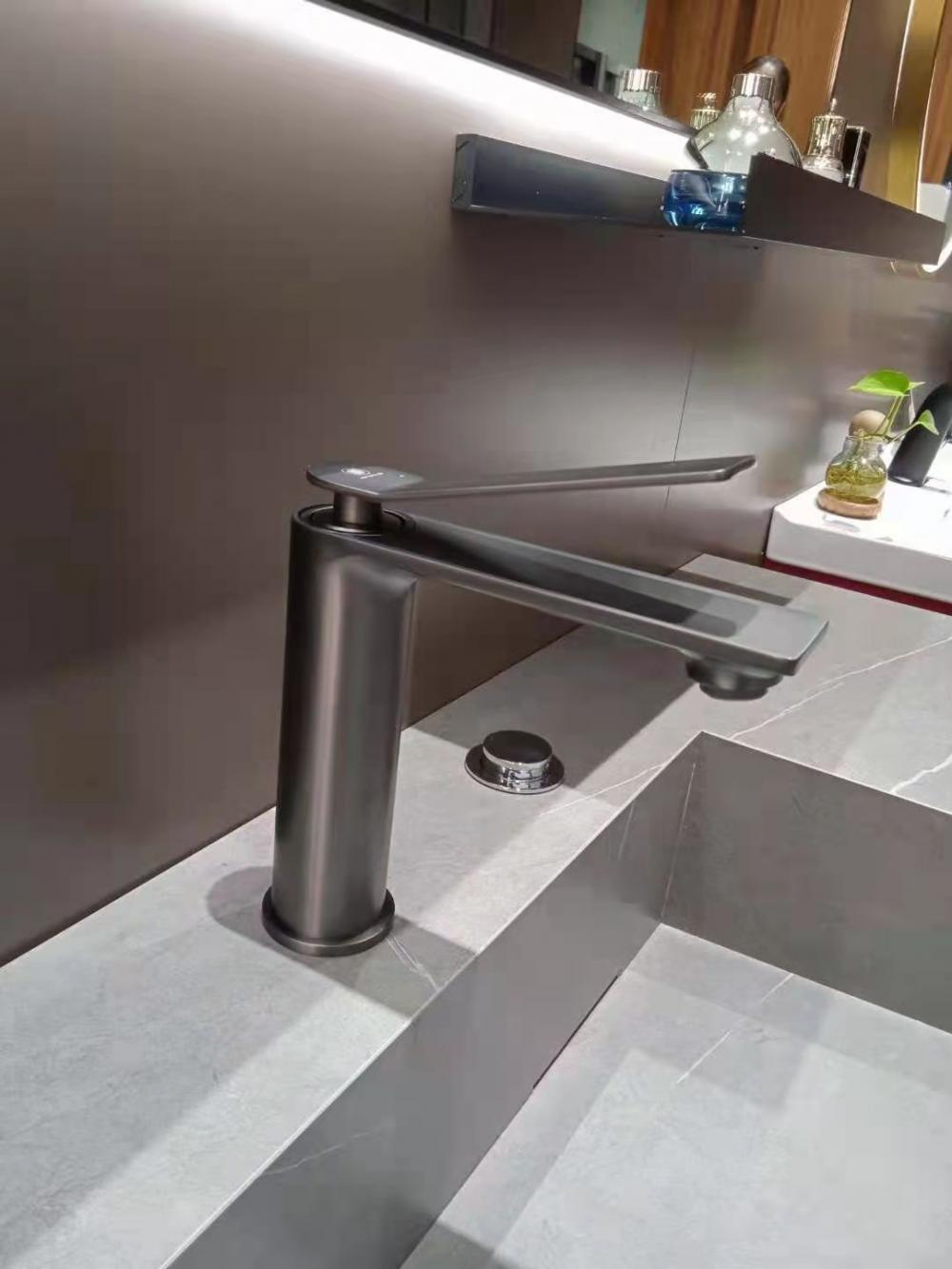 black single handle faucet