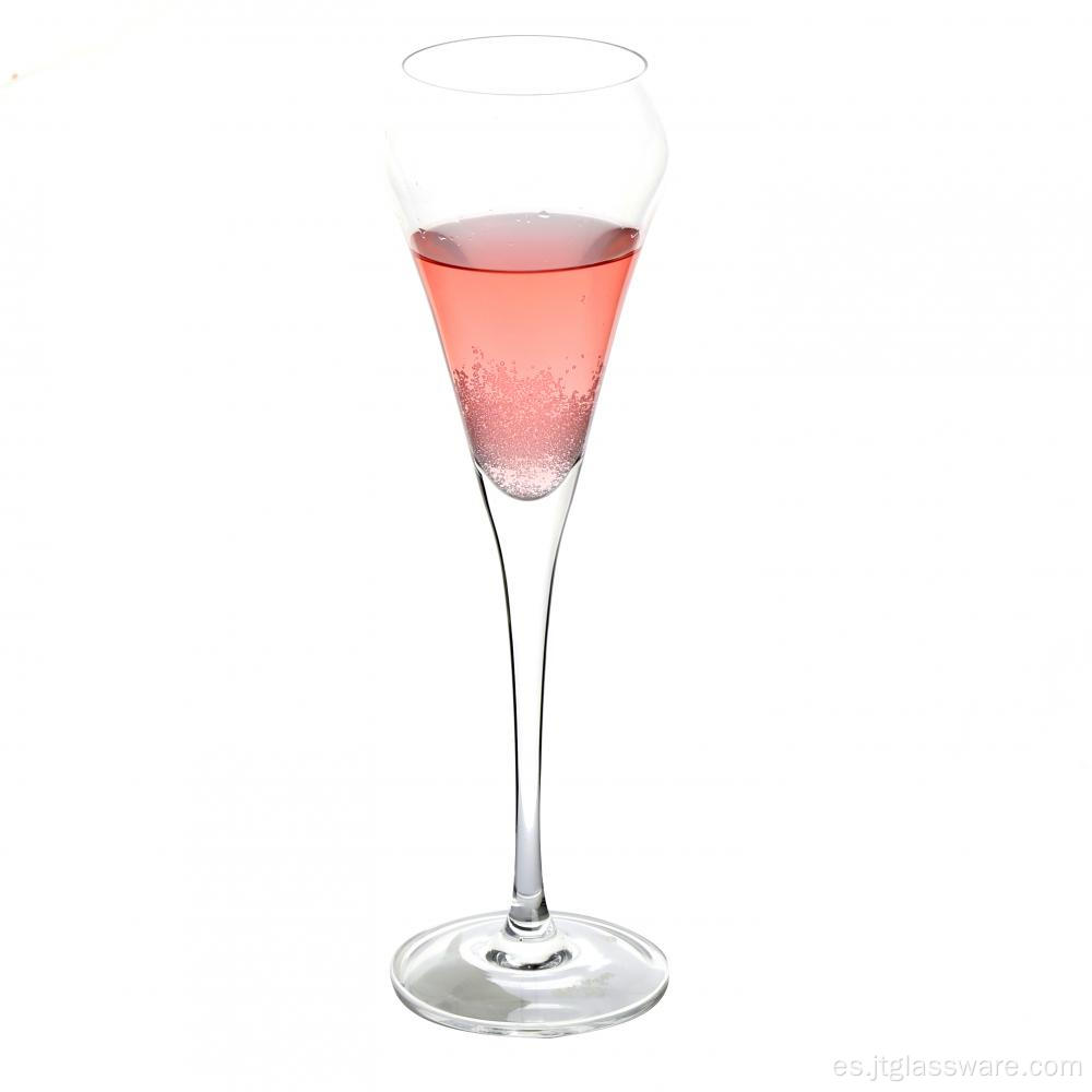 Copa de cristal brindando copas de champán copas