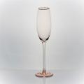 Ensemble de verre à vin de couleur rose avec jante en or