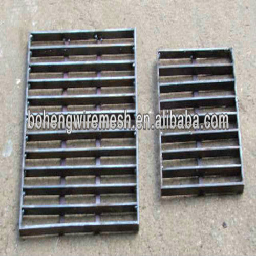 low carbon steel or stainless steel also with aluminum steel grating