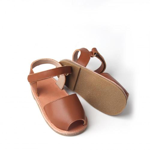 Sandalias cómodas para niña de diseño simple