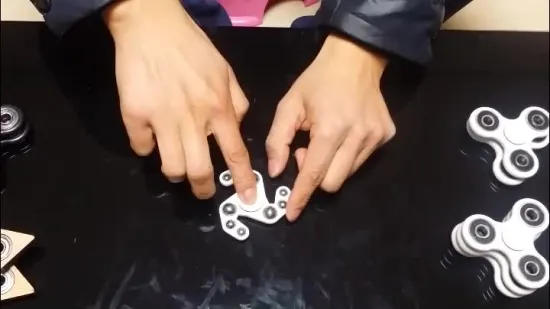 Wholesale finger spinner hand spinner Plastic 4 Bearings fidget spinner