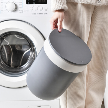 En appuyant sur les poubelles en appliquant à la maison à l&#39;aide