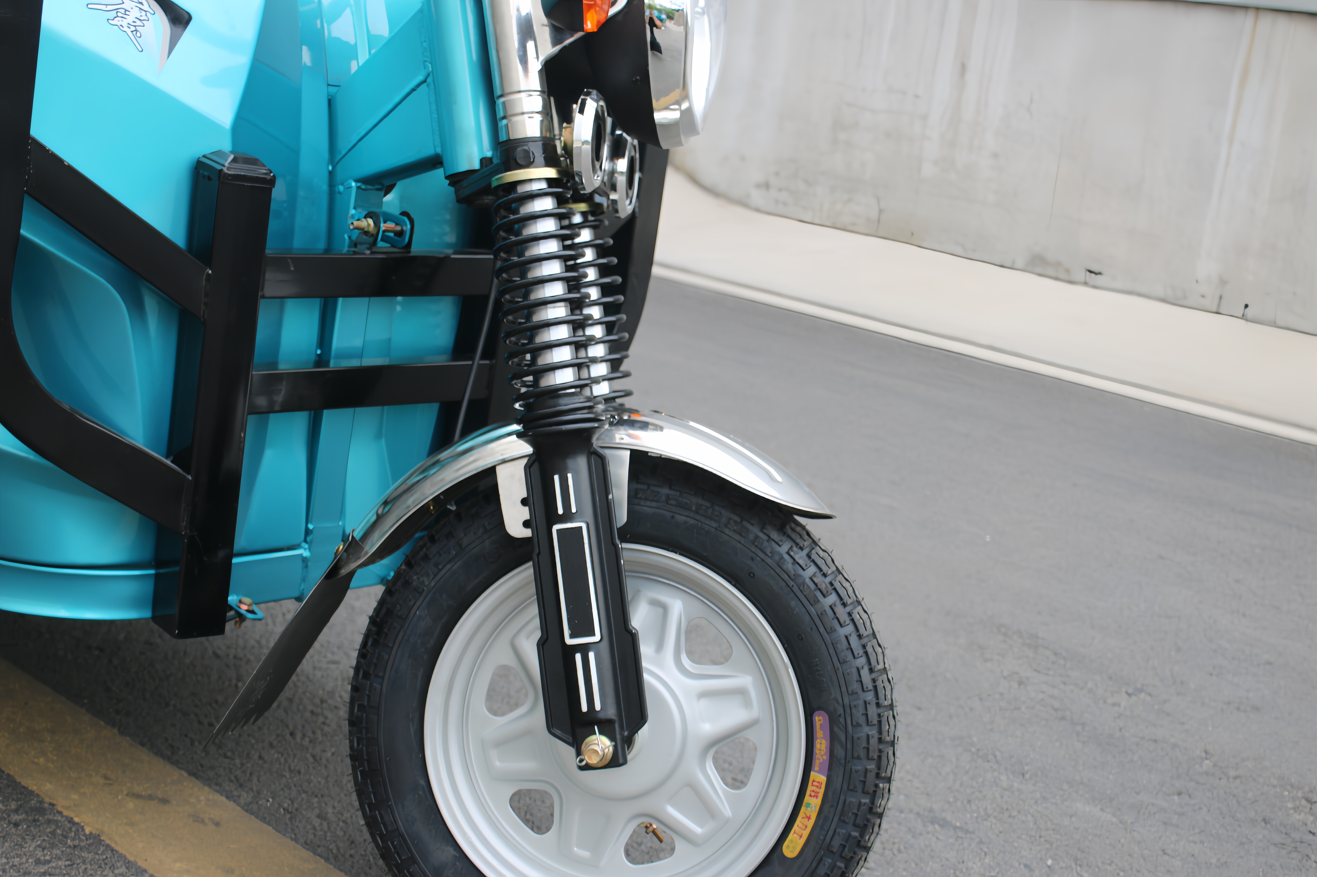 Electric cargo tricycle