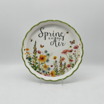 Керамическая обеденная тарелка с зеленой каймой и цветочным принтом