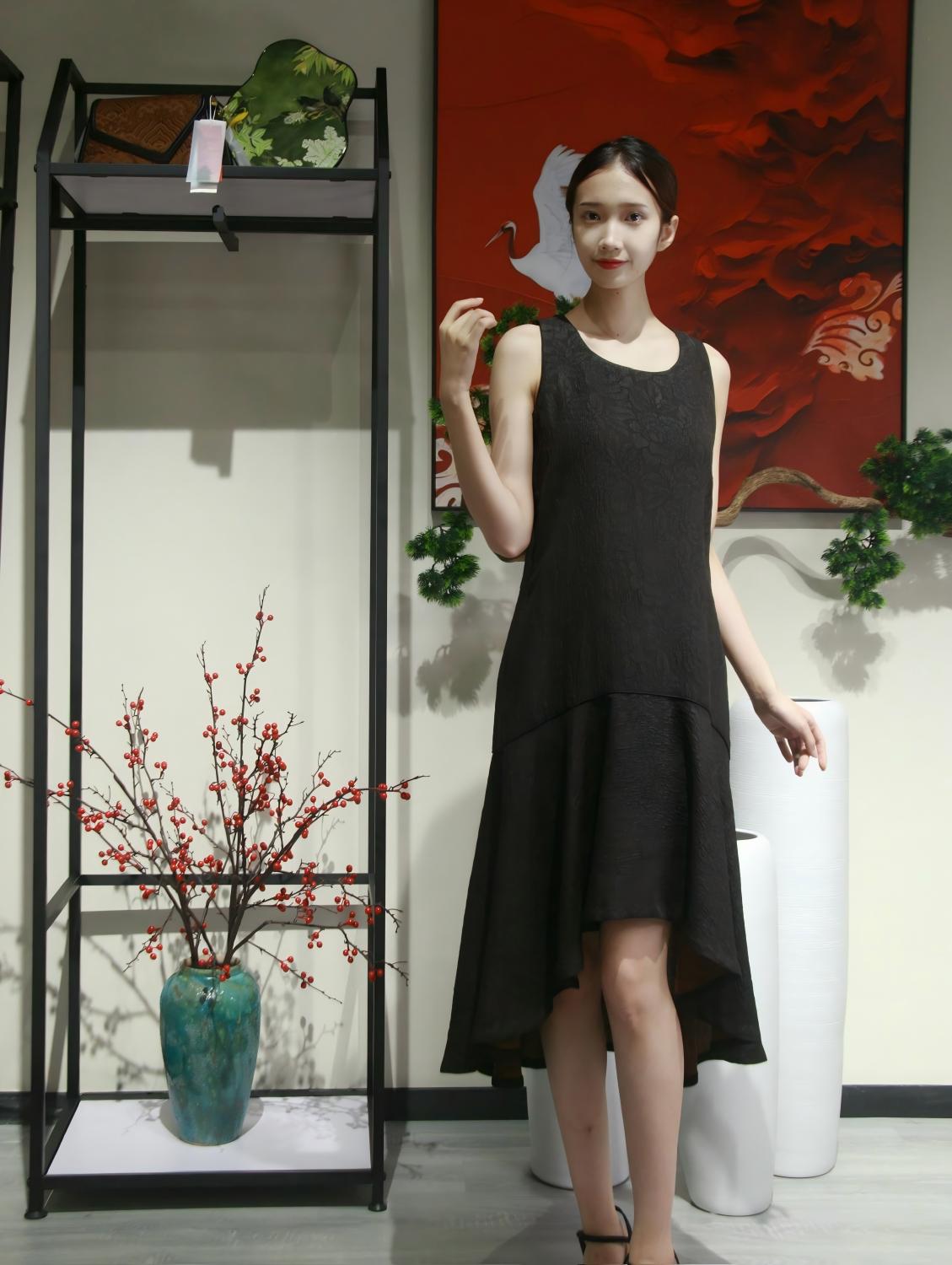 vestido negro sin mangas