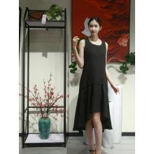 vestido negro sin mangas