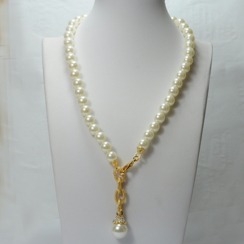 Perlenkette mit Goldanhänger