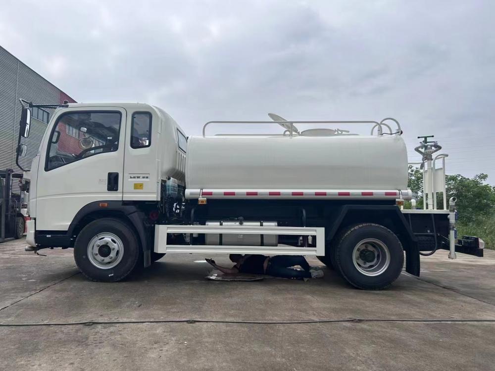 Howo 5000 Liters Water Truck 2