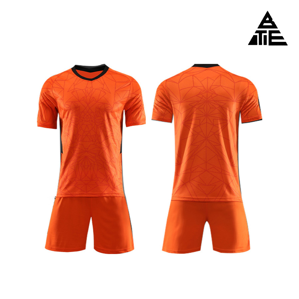 Conjunto de entrenamiento de fútbol para hombre en color naranja.