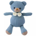 Poupée en peluche en peluche tricotée d&#39;ours bleu.