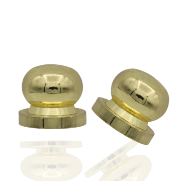 सोने की धातु के सामान और knobs के साथ लकड़ी का बॉक्स