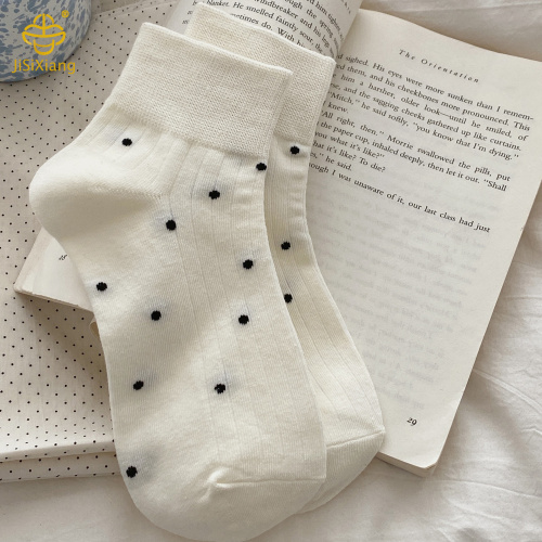 단순한 메쉬와 통기성을 가진 폴카 도트 미드 튜브 양말의 한국 버전