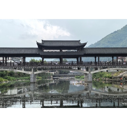 น้ำพุน้ำตกสะพานกลางแจ้ง