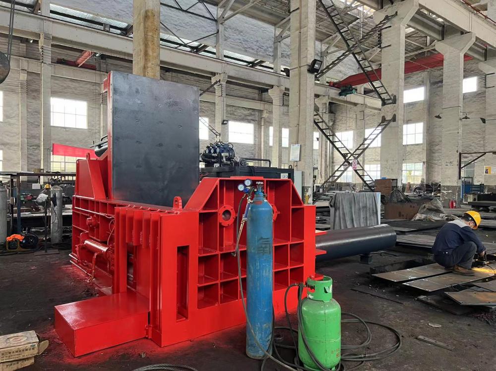 Hydraulic insimbi engagqwali uBaler ngensimbi mill