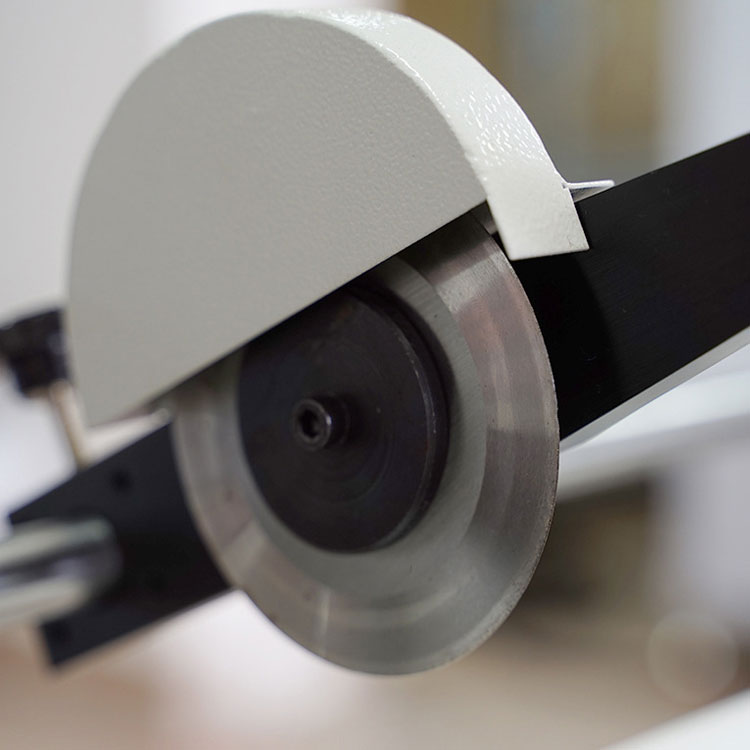 Manual paper tube cutter