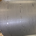 Finition en feuille d'aluminium à motif de bois foncé