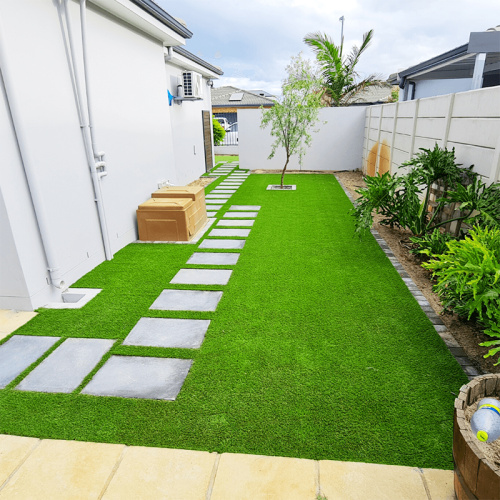 Choisir entre l&#39;herbe artificielle de la cour et le gazon naturel