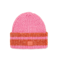 colorato e accentuato con un cappello da maglia con patch divertente