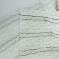 Dehnbarer gestrickter Spitzenstoff mit Blumenstreifen