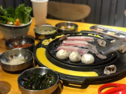 Korean-style egg-shaped barbecue table