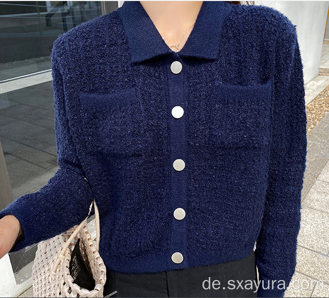 Elegante kurze Strickjacke mit kleinem Duft