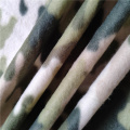 Grüner, seitlich gebürsteter Fleece-Stoff mit Camo-Print