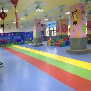 Los niños y el jardín de infantes usan pisos.