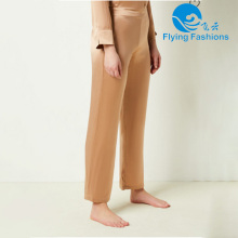 Pantalones amarillos de moda hasta los tobillos.