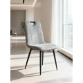 Silla de comedor tapizada en terciopelo gris, con patas negras y precio accesible
