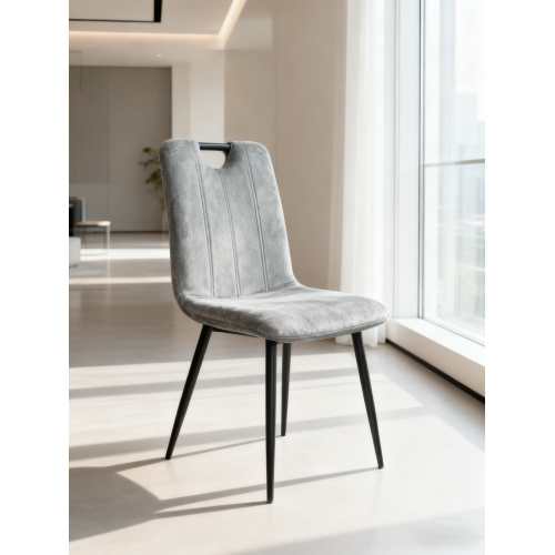 Silla de comedor tapizada en terciopelo gris, con patas negras y precio accesible