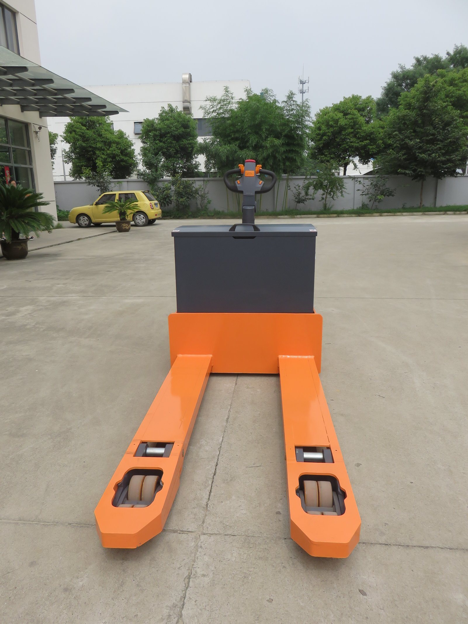 6 Ton Electric Pallet Truck Stand on