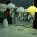 Lámpara de escritorio de medusas moderna con función de luz nocturna LED