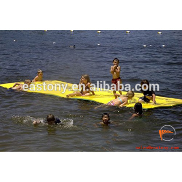 Almohadilla de agua flotante para el verano