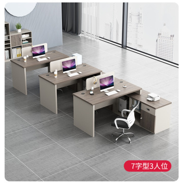 Офисное рабочее место с двумя столами, экраном и стульями