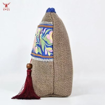 帶有客製化標誌的民族刺繡化妝包