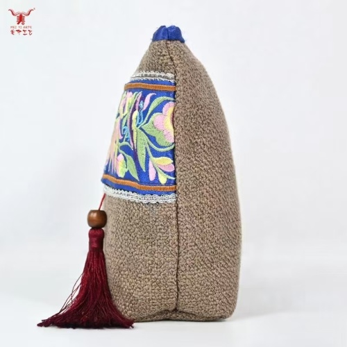 帶有客製化標誌的民族刺繡化妝包