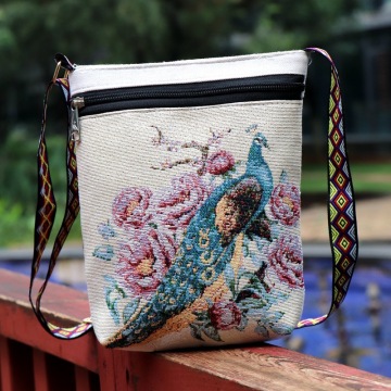 Bolso cruzado teñido en hilo hecho a mano estilo bohemio usado para mujeres