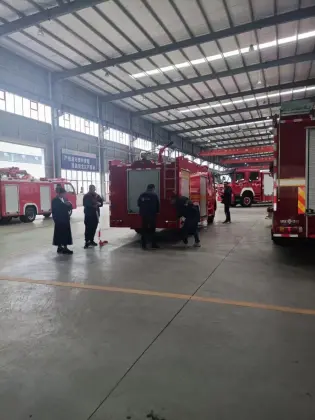 Dongfeng 3-5tons water pumper remote control fire truck