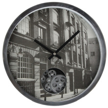 El reloj de la pared de engranajes con una imagen con un cliente cliente