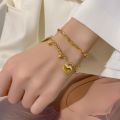 Elegante brazalete de corazón de acero de titanio para mujeres
