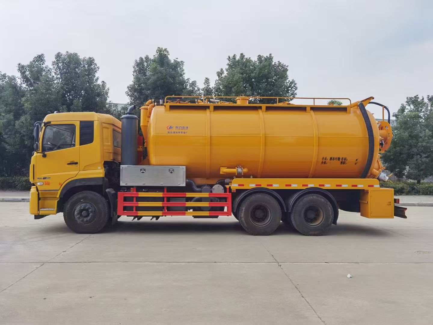 Dongfeng 6x4 Vacuum Sewage Truck with High Efficiency
