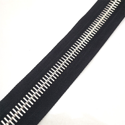 China #15 Custom High Quality Long Chain Metal Zippers Manufactory