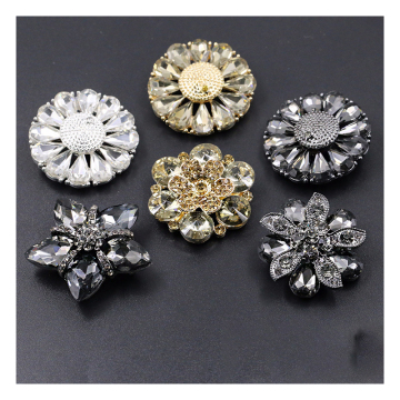 2023 Trend: bottoni di metallo antichi con fiori, perle, grandi cristalli e strass - Esplora gli ultimi design di gambi fantasiosi