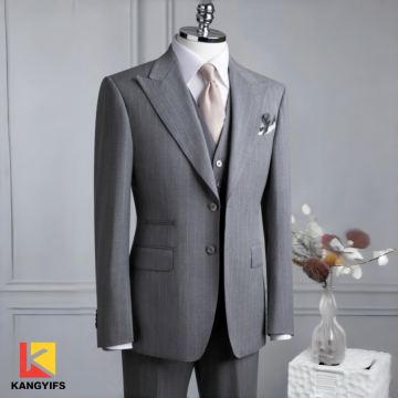 Sophistication aérienne dans une tenue de soirée à fines rayures gris clair