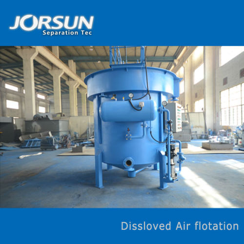 Vertical dissolved air flotation for tanning wastewater treatment