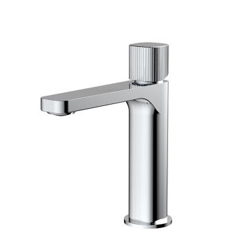 Messingdeck mit heißem und kaltem Wassermixer -Wasserhahn für Waschbecken eines Griff montiert