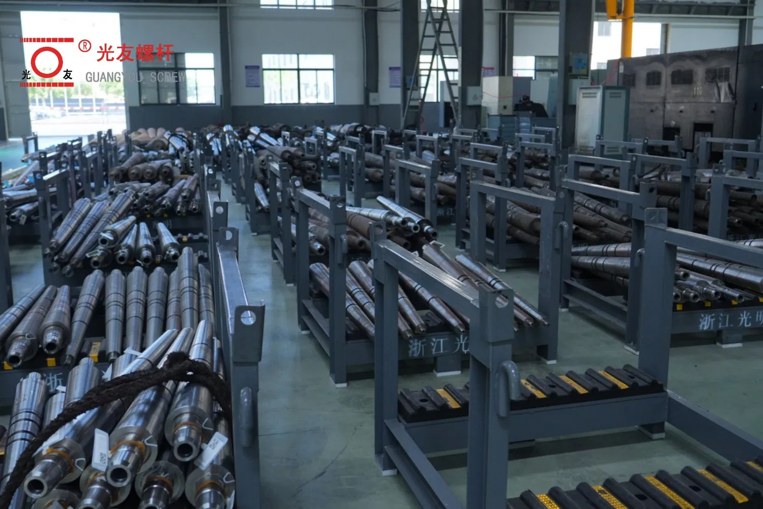 High-output solong extruder screw at bariles